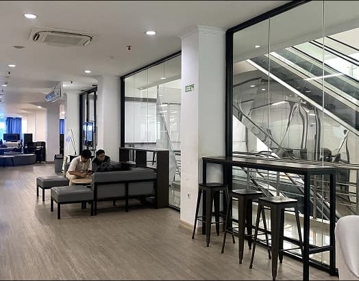 Fasilitas ruang belajar modern dengan meja dan kursi yang nyaman